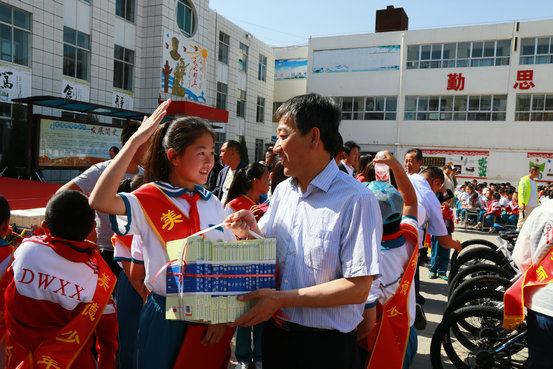 县教育局杨凡为获奖者颁发奖品a.jpg